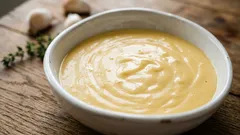 Tämä 10 minuutissa valmistuva juustokastike korvasi majoneesin ja ketsupin – teen sitä jopa leivän päälle