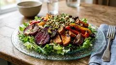 Paahdettu juures–paprikasalaatti appelsiini–Dijon–hunajakastikkeella