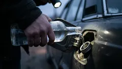 Miksi monet autoilijat lisäävät alkoholia bensiiniin: tulos ei ole ilmeinen