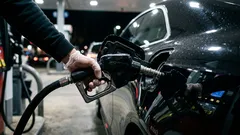 Miksi jotkut kuljettajat eivät sammuta moottoria huoltoasemilla – onko se oikein